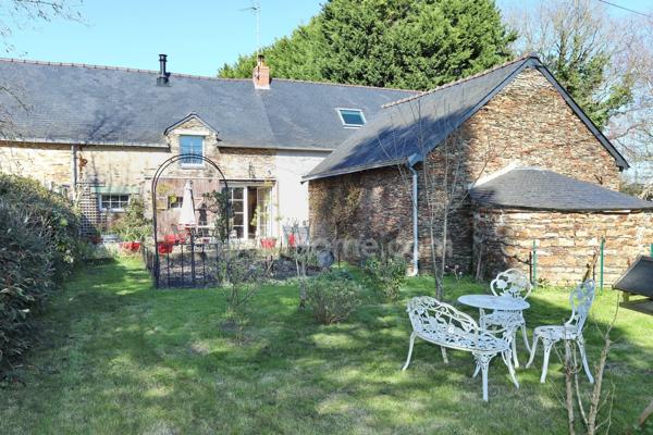 Maison de Charme à Rougé (44) : Vie de Plain-Pied et Jardin Arboré