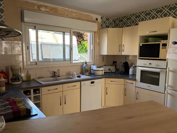 LES MAGNILS REIGNIERS (85) - BEUGNE L'ABBE - ENSEMBLE IMMOBILIER COMPOSE DE 2 MAISONS GARAGE SUR 452M²
