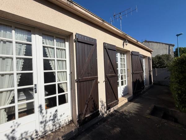 LES MAGNILS REIGNIERS (85) - BEUGNE L'ABBE - ENSEMBLE IMMOBILIER COMPOSE DE 2 MAISONS GARAGE SUR 452M²