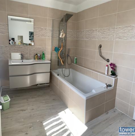 SAINT -JEAN- D' ANGELY 17400 - Maison 4 piéces de 92 m² sur un terrain de 240 m², avec un garage et sous sol