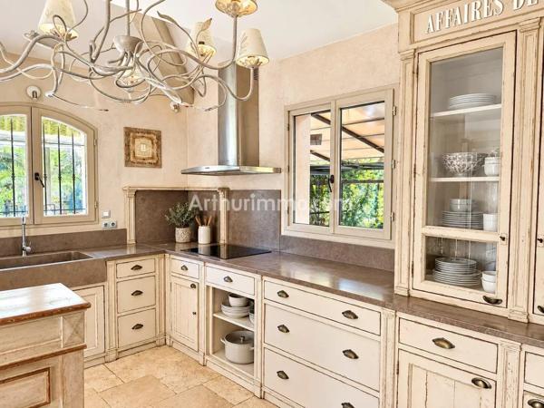 Vente                                                      Villa
                        
                     5 pièces                                         à Sainte-Maxime