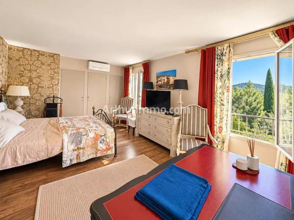 Vente                                                      Villa
                        
                     5 pièces                                         à Sainte-Maxime
