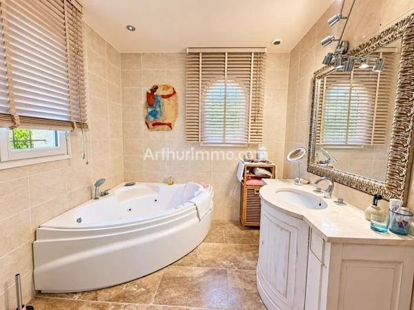 Vente                                                      Villa
                        
                     5 pièces                                         à Sainte-Maxime
