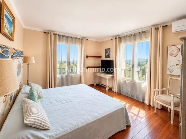 Vente                                                      Villa
                        
                     5 pièces                                         à Sainte-Maxime