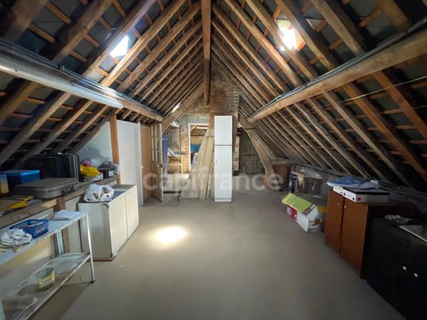 Maison 1 chambre, grenier aménageable, grand garage.