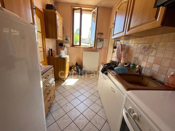Maison 1 chambre, grenier aménageable, grand garage.
