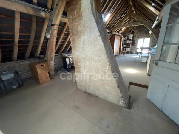 Maison 1 chambre, grenier aménageable, grand garage.