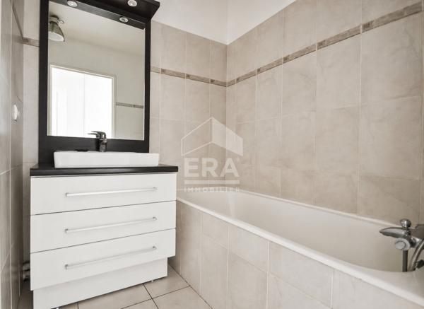 2 PIÈCES - 54 m² - BORDS DE SEINE -- BALCON - PARKING