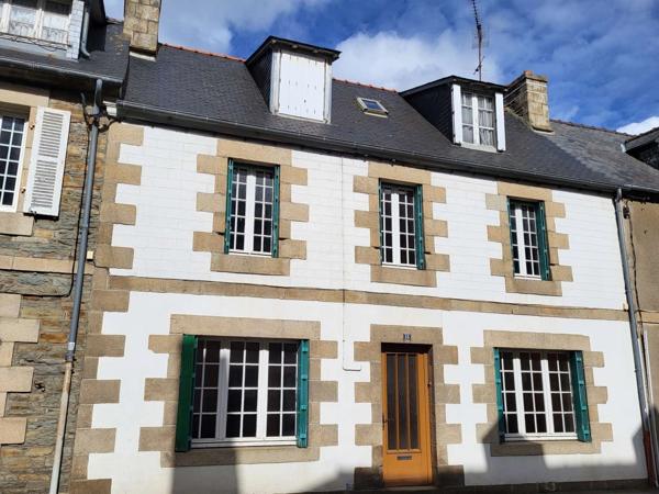 Exclusivité ! Maison de ville en pierre à RENOVER, environ 143 m2, très bien placée à Lannion, jardin clos et box de garage