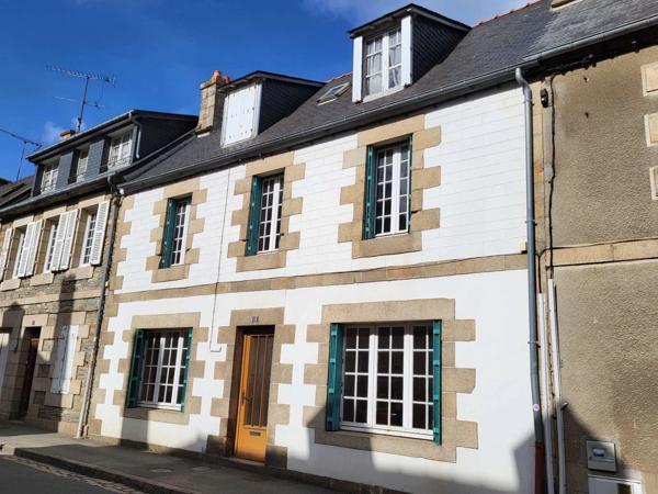 Exclusivité ! Maison de ville en pierre à RENOVER, environ 143 m2, très bien placée à Lannion, jardin clos et box de garage