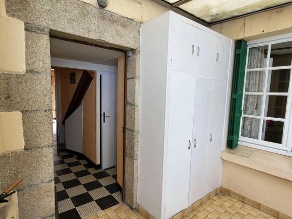 Exclusivité ! Maison de ville en pierre à RENOVER, environ 143 m2, très bien placée à Lannion, jardin clos et box de garage