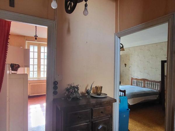 Exclusivité ! Maison de ville en pierre à RENOVER, environ 143 m2, très bien placée à Lannion, jardin clos et box de garage