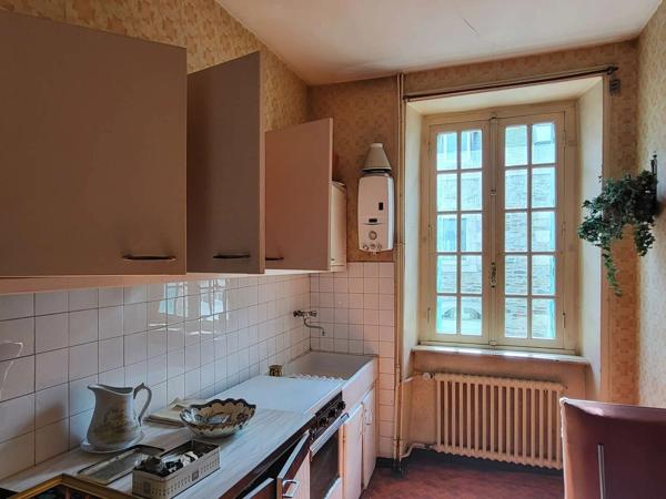 Exclusivité ! Maison de ville en pierre à RENOVER, environ 143 m2, très bien placée à Lannion, jardin clos et box de garage