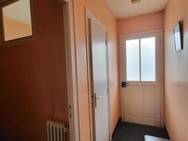 Exclusivité ! Maison de ville en pierre à RENOVER, environ 143 m2, très bien placée à Lannion, jardin clos et box de garage