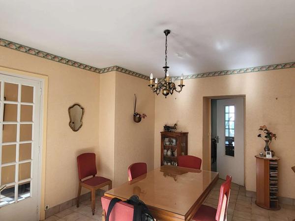Exclusivité ! Maison de ville en pierre à RENOVER, environ 143 m2, très bien placée à Lannion, jardin clos et box de garage