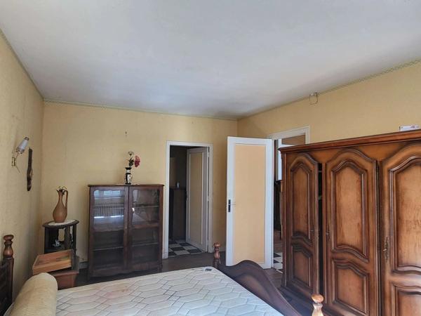 Exclusivité ! Maison de ville en pierre à RENOVER, environ 143 m2, très bien placée à Lannion, jardin clos et box de garage