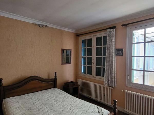 Exclusivité ! Maison de ville en pierre à RENOVER, environ 143 m2, très bien placée à Lannion, jardin clos et box de garage