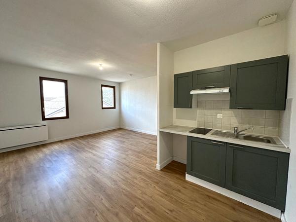 Grand studio rénové de 36m² à louer boulevard Jean-Jaurès proche gare Bastide et Palais