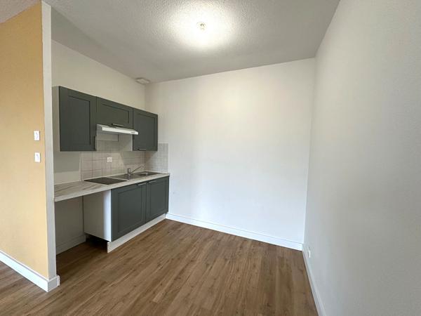 Grand studio rénové de 36m² à louer boulevard Jean-Jaurès proche gare Bastide et Palais