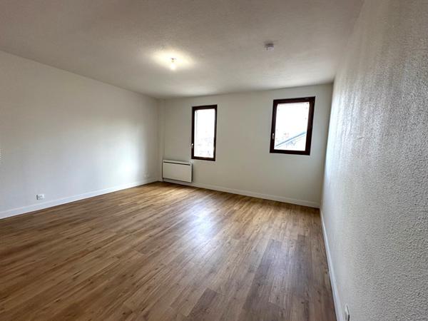 Grand studio rénové de 36m² à louer boulevard Jean-Jaurès proche gare Bastide et Palais
