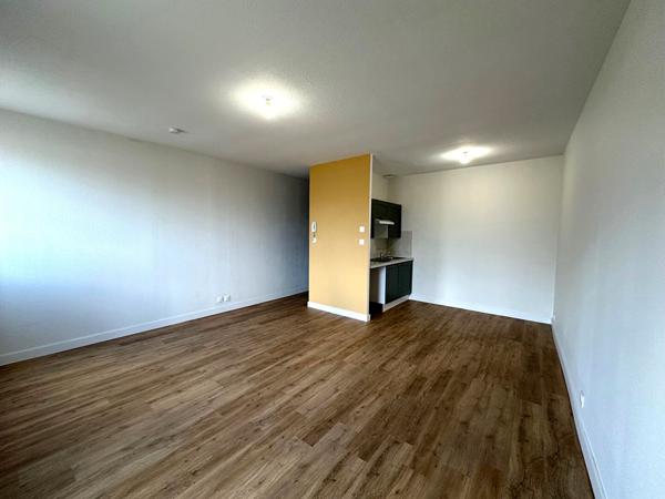 Grand studio rénové de 36m² à louer boulevard Jean-Jaurès proche gare Bastide et Palais
