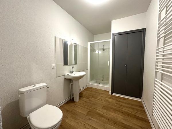 Grand studio rénové de 36m² à louer boulevard Jean-Jaurès proche gare Bastide et Palais
