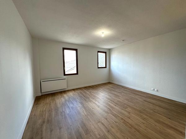 Grand studio rénové de 36m² à louer boulevard Jean-Jaurès proche gare Bastide et Palais