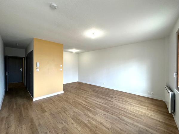 Grand studio rénové de 36m² à louer boulevard Jean-Jaurès proche gare Bastide et Palais