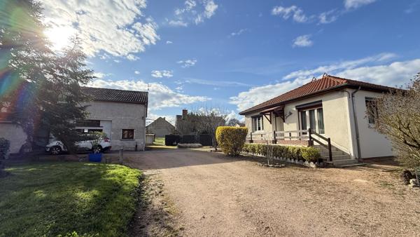 Bas-et-Lezat (63310) Viager occupé Monsieur 86 ans et Dame 85 ans - Maison plain-pied avec dépendance et terrain