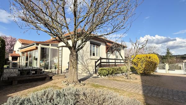 Bas-et-Lezat (63310) Viager occupé Monsieur 86 ans et Dame 85 ans - Maison plain-pied avec dépendance et terrain