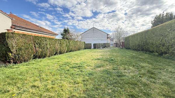 Bas-et-Lezat (63310) Viager occupé Monsieur 86 ans et Dame 85 ans - Maison plain-pied avec dépendance et terrain