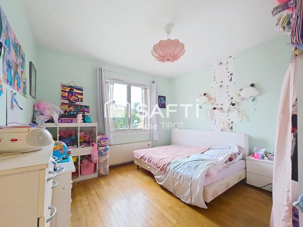 Maison familiale avec terrasse et grand jardin