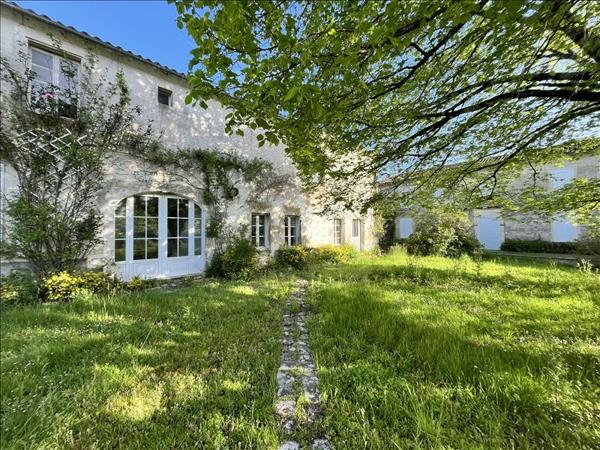Maison à vendre |  Angeac-Champagne |  15 pièces | 440 m²