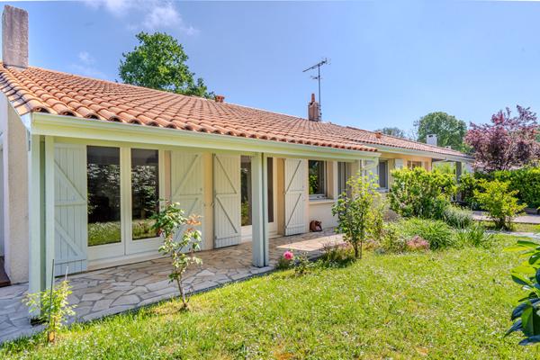 LEOGNAN - Maison familiale de 5 chambres avec piscine, au calme