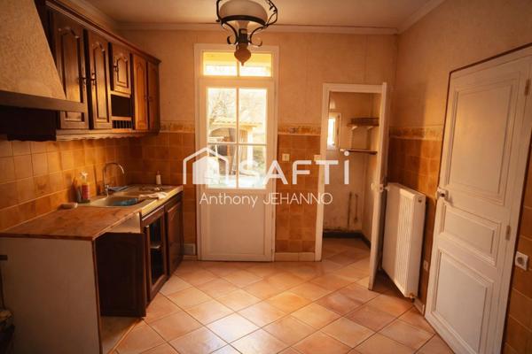 Et sa cour au calme en plein centre-ville.