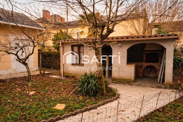 Et sa cour au calme en plein centre-ville.