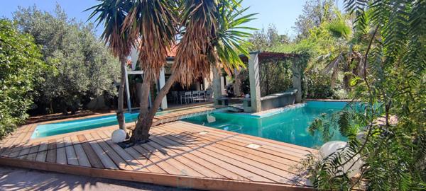 Villa contemporaine 6 pièces avec piscine et jardin paysager