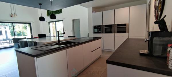 Villa contemporaine 6 pièces avec piscine et jardin paysager