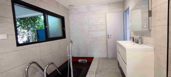 Villa contemporaine 6 pièces avec piscine et jardin paysager