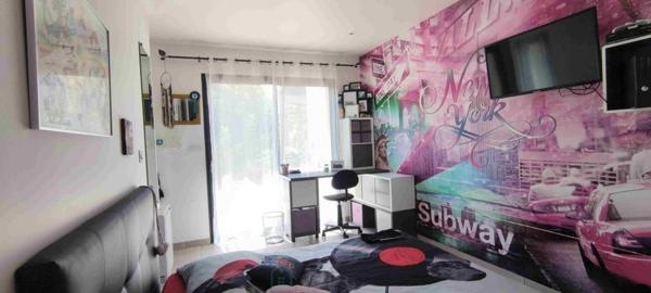 Villa contemporaine 6 pièces avec piscine et jardin paysager