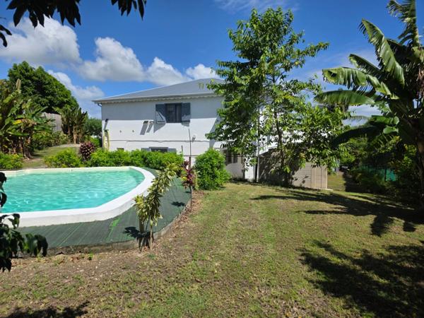 Charmante Maison + F2 et Studio piscine petite vue mer éloignée SAINTE ANNE (971)