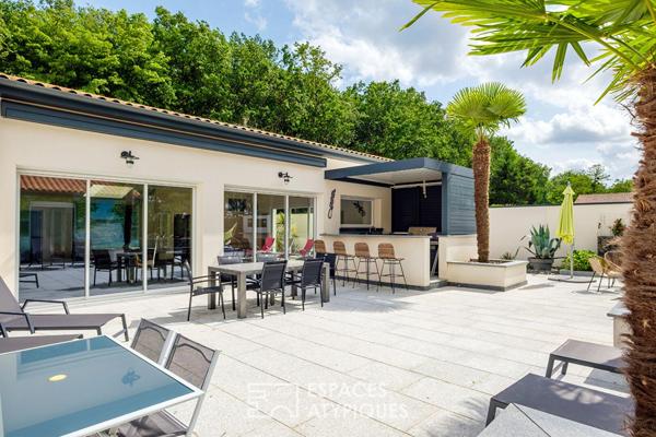 Villa contemporaine de plain-pied avec bois et piscine intérieure