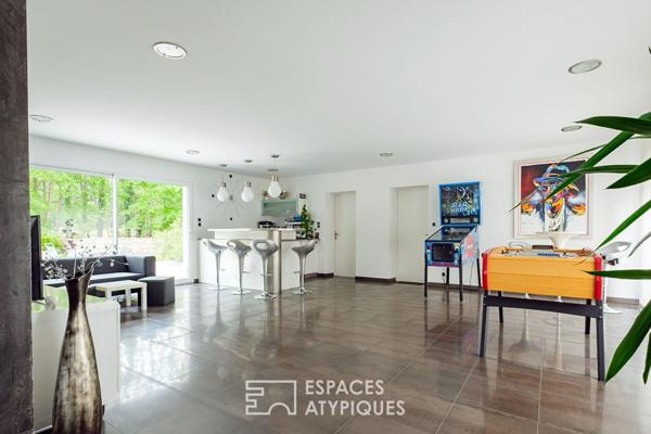 Villa contemporaine de plain-pied avec bois et piscine intérieure