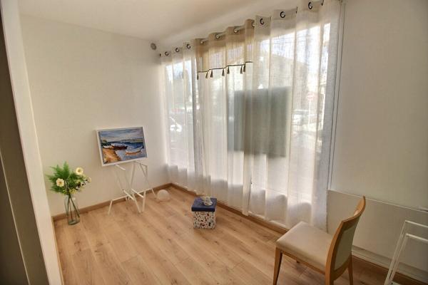 A louer Local de 56.70 m² d'activité libéral ou commercial avec vitrine linéaire de 6 m