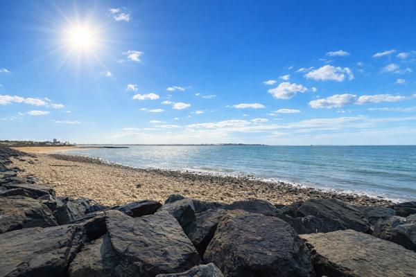 EXCLUSIVITE MAISON PLAIN PIED 2 CHAMBRES + 1 BUREAU PARKING JARDIN  La rochelle