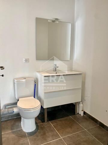 Local commercial de 109,57 m² libre - À l'entrée du centre-ville de Pau