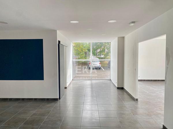 Local commercial de 109,57 m² libre - À l'entrée du centre-ville de Pau