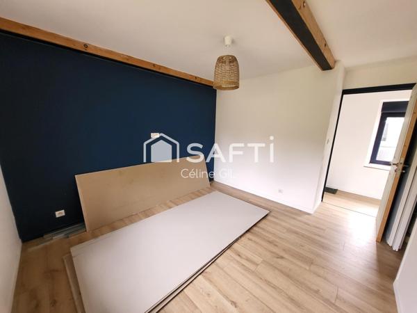 Grande longère située au cœur du bourg de Lantillac