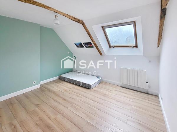 Grande longère située au cœur du bourg de Lantillac