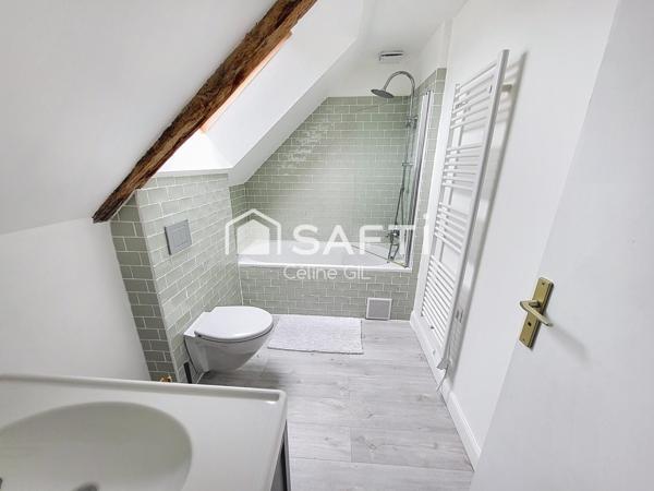 Grande longère située au cœur du bourg de Lantillac